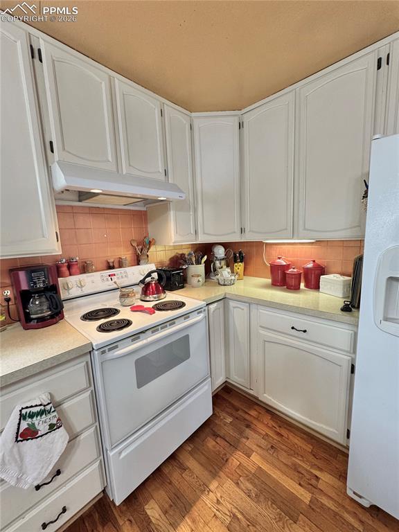 Image 14 of 33: Kitchen