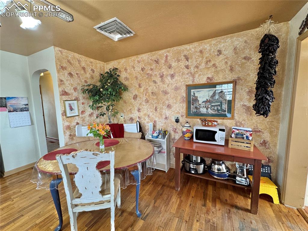 Image 16 of 33: Dining Area