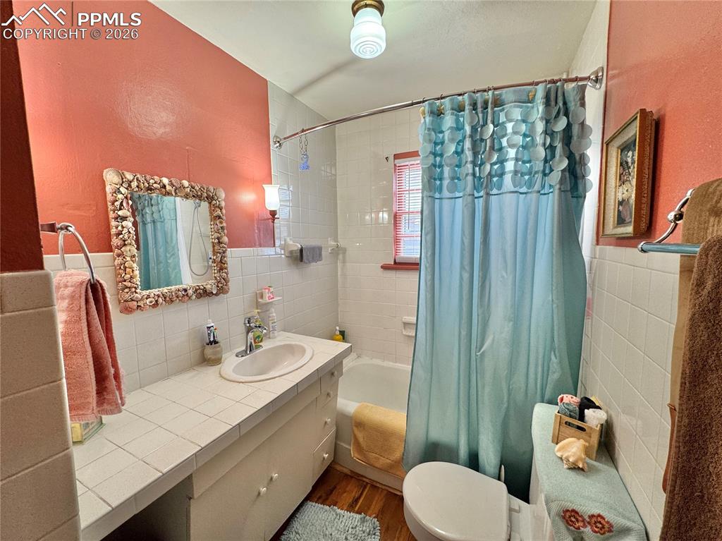 Image 23 of 33: Bathroom