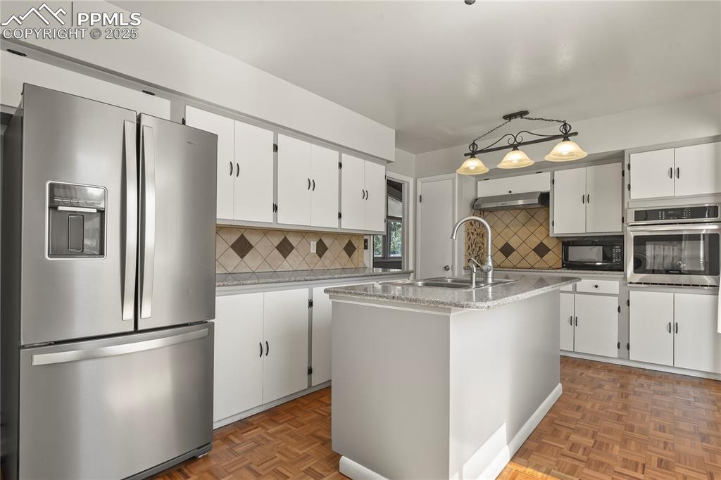 Image 14 of 38: Kitchen
