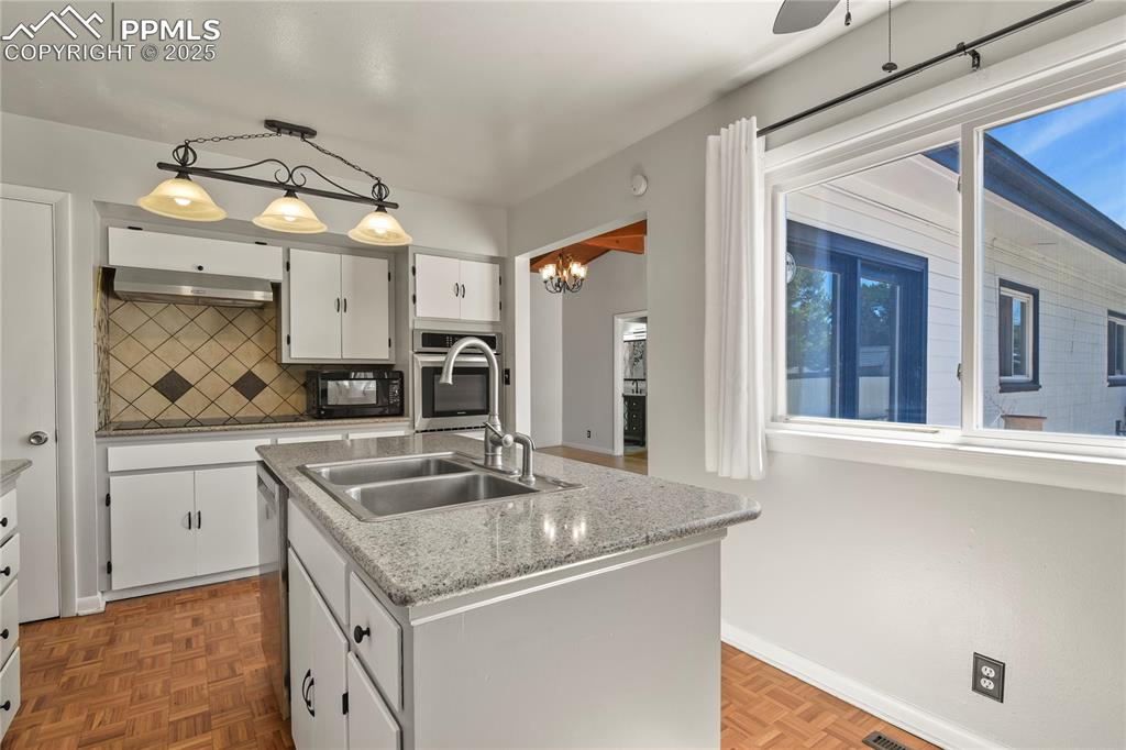 Image 15 of 38: Kitchen