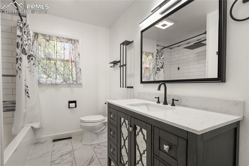 Image 26 of 38: Bathroom
