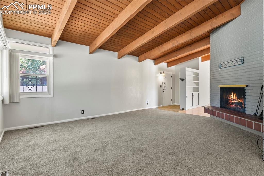 Image 9 of 38: Family Room