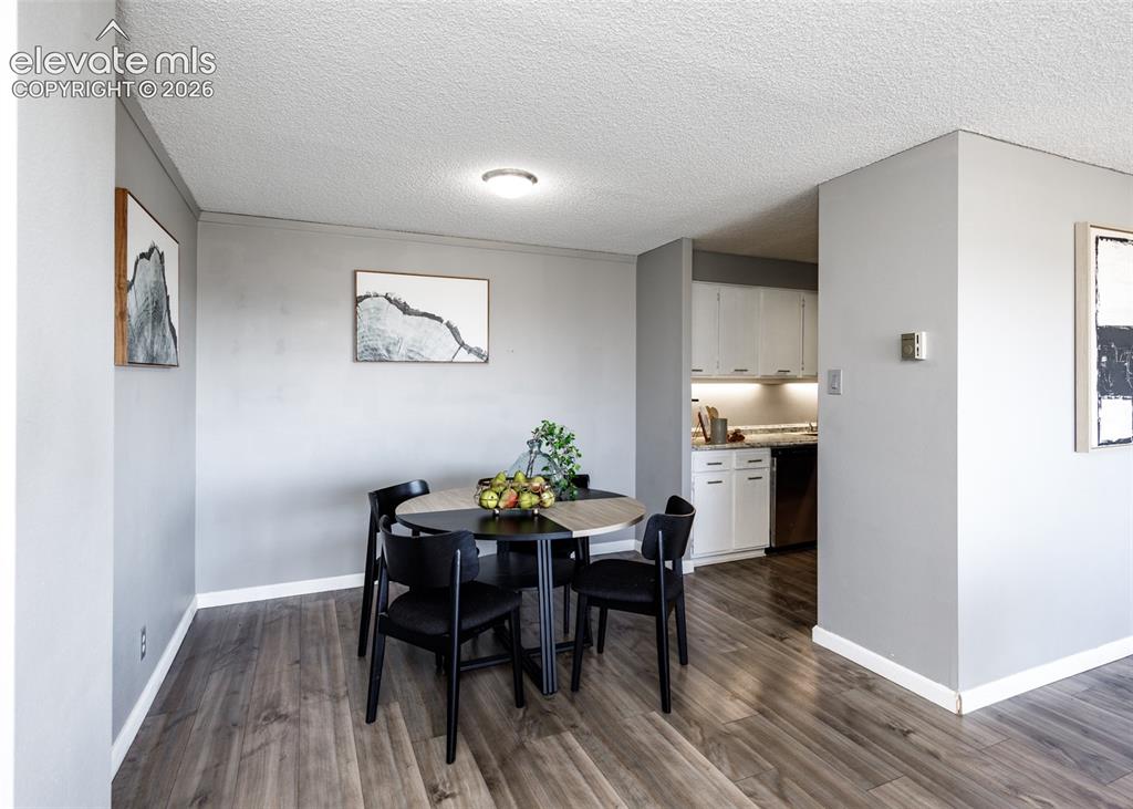 Image 16 of 35: Dining Area