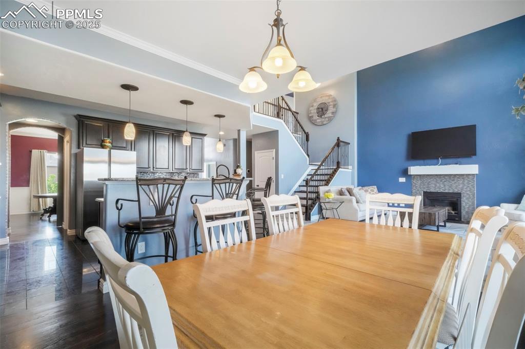 Image 14 of 50: Main level dining area, access to upper level deck