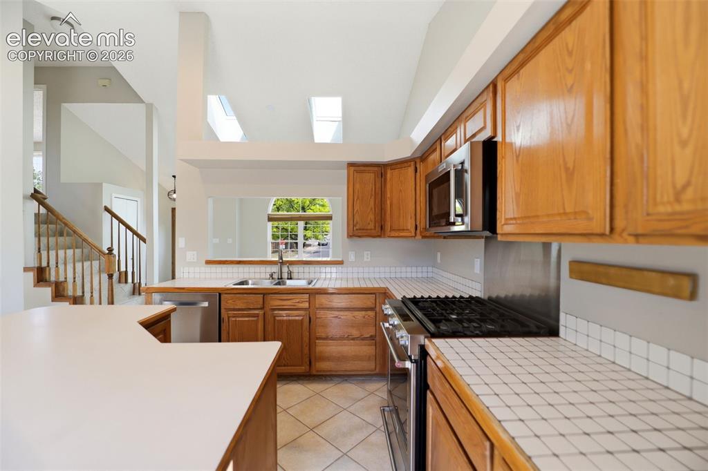 Image 10 of 41: Kitchen