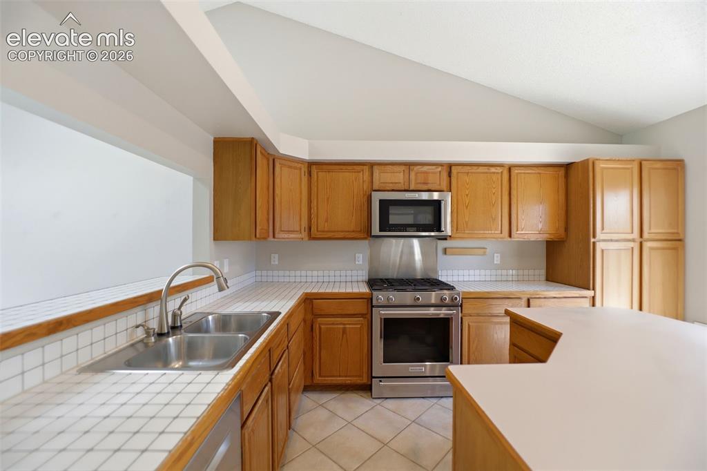 Image 12 of 41: Kitchen