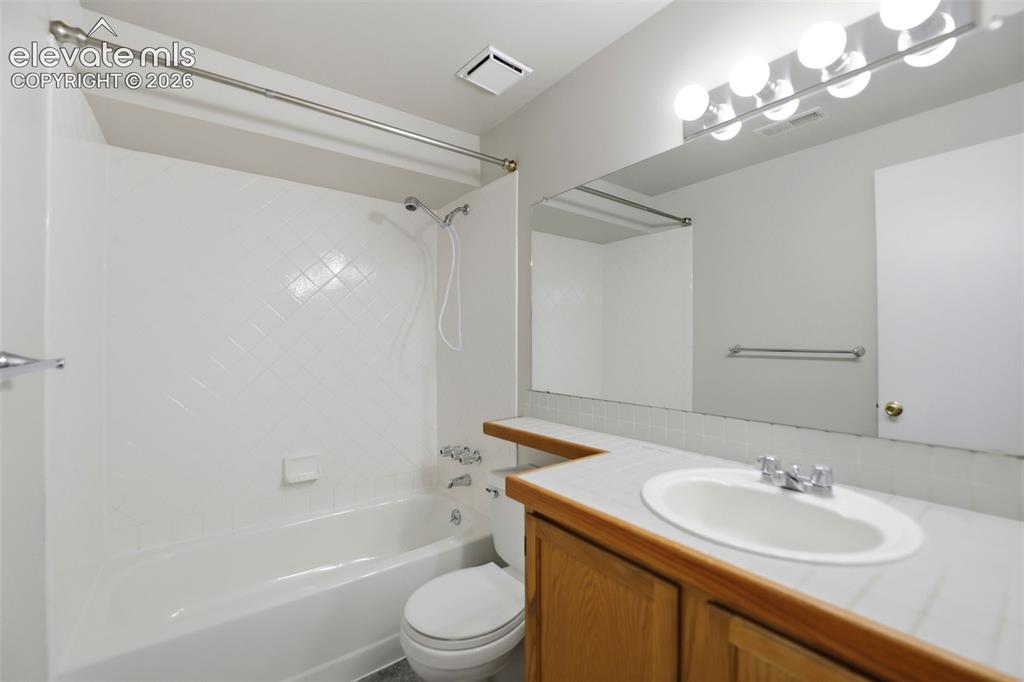 Image 18 of 41: Bathroom