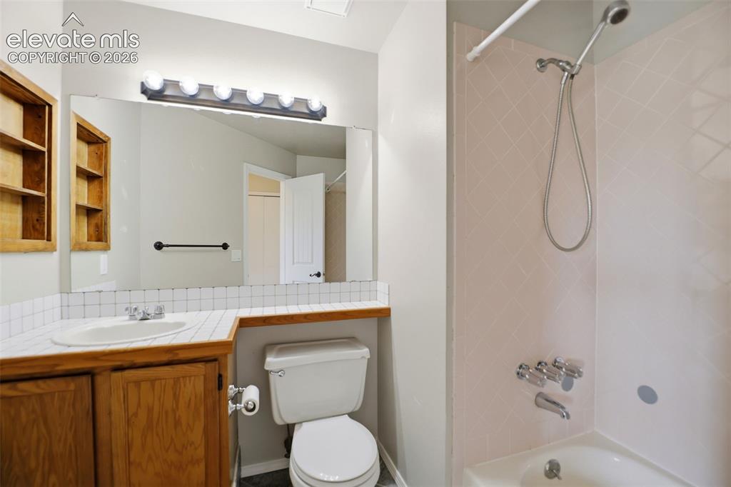 Image 22 of 41: Bathroom