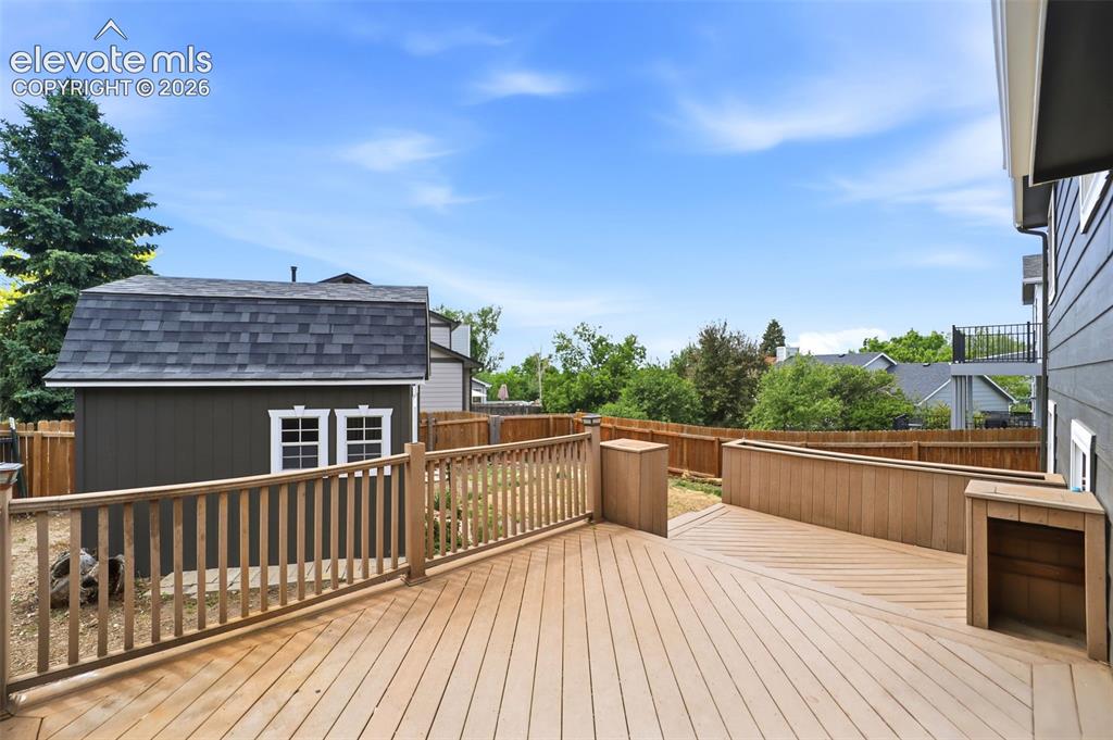 Image 31 of 41: Deck