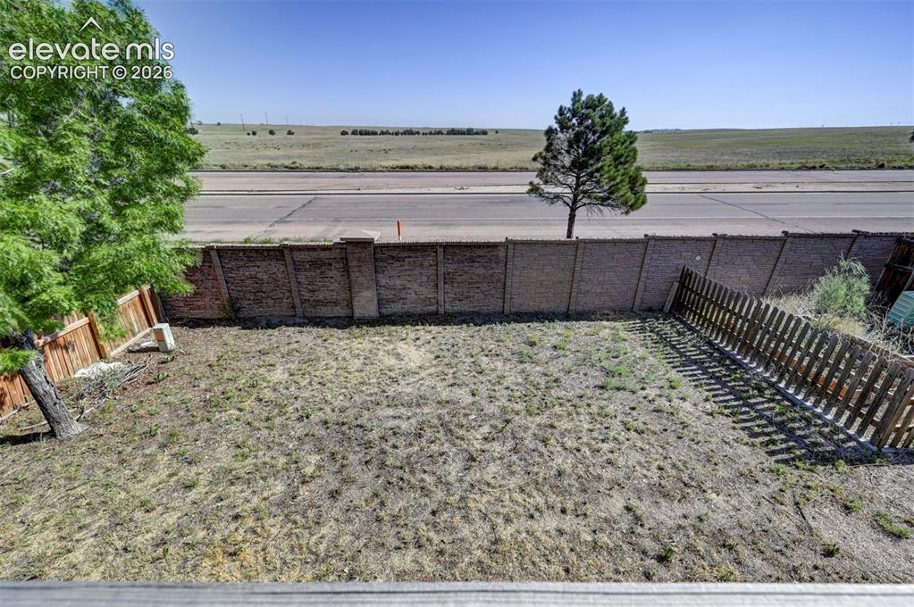 Image 41 of 42: Yard