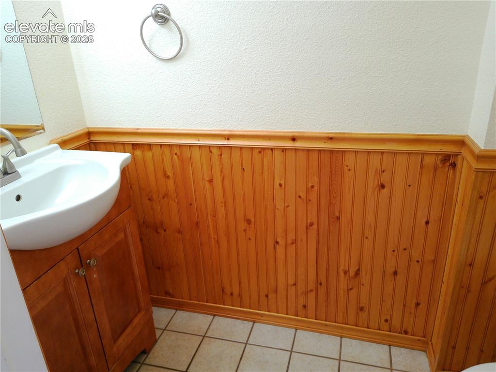 Image 12 of 35: Bathroom