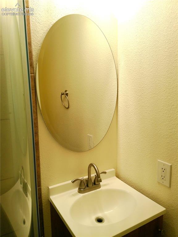 Image 20 of 35: Bathroom