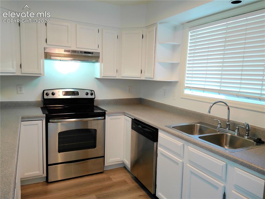 Image 9 of 35: Kitchen