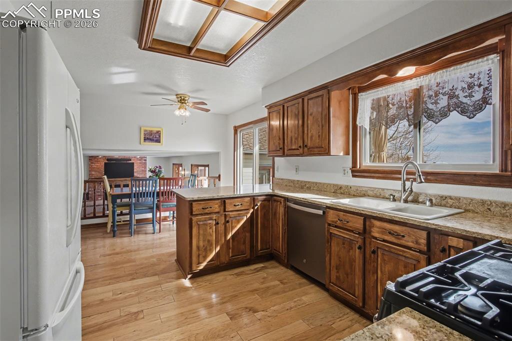 Image 12 of 49: Kitchen