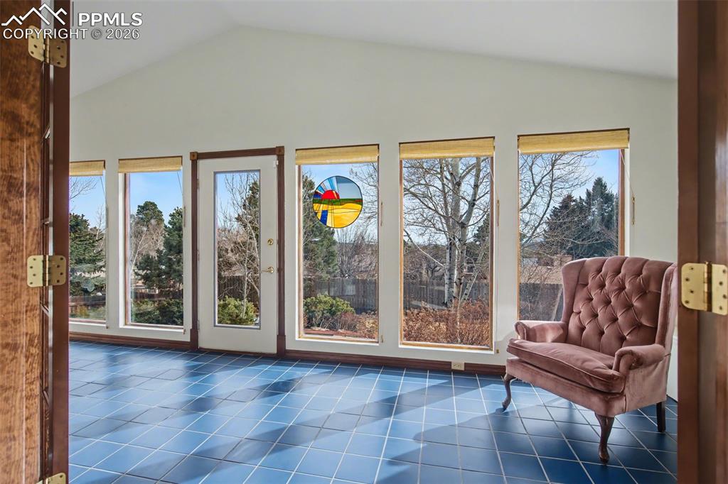 Image 18 of 49: Entry