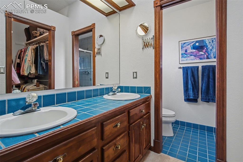 Image 24 of 49: Bathroom