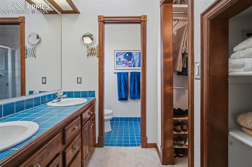 Image 25 of 49: Bathroom