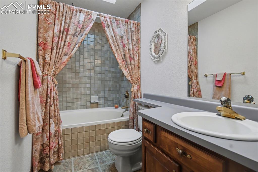 Image 30 of 49: Bathroom