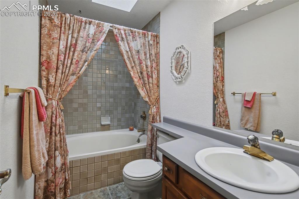 Image 31 of 49: Bathroom