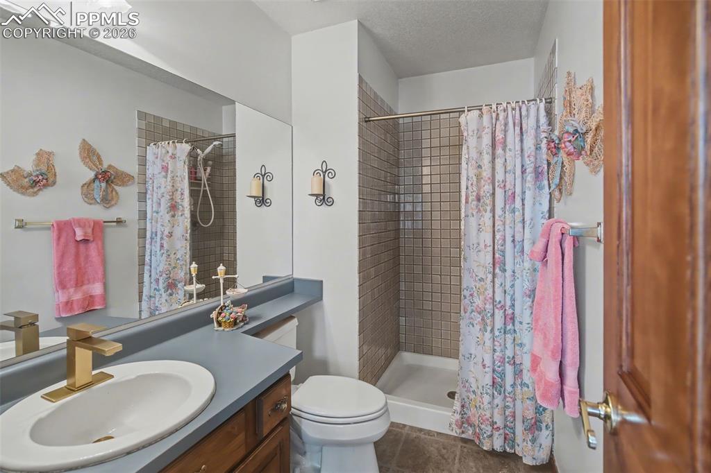 Image 34 of 49: Bathroom