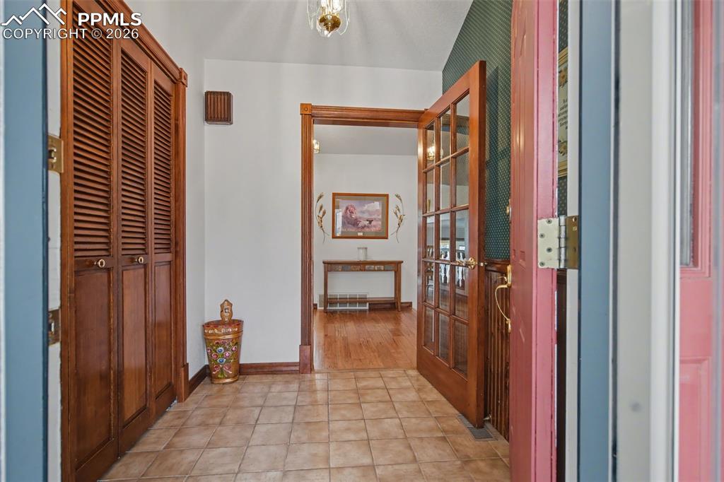 Image 4 of 49: Entry