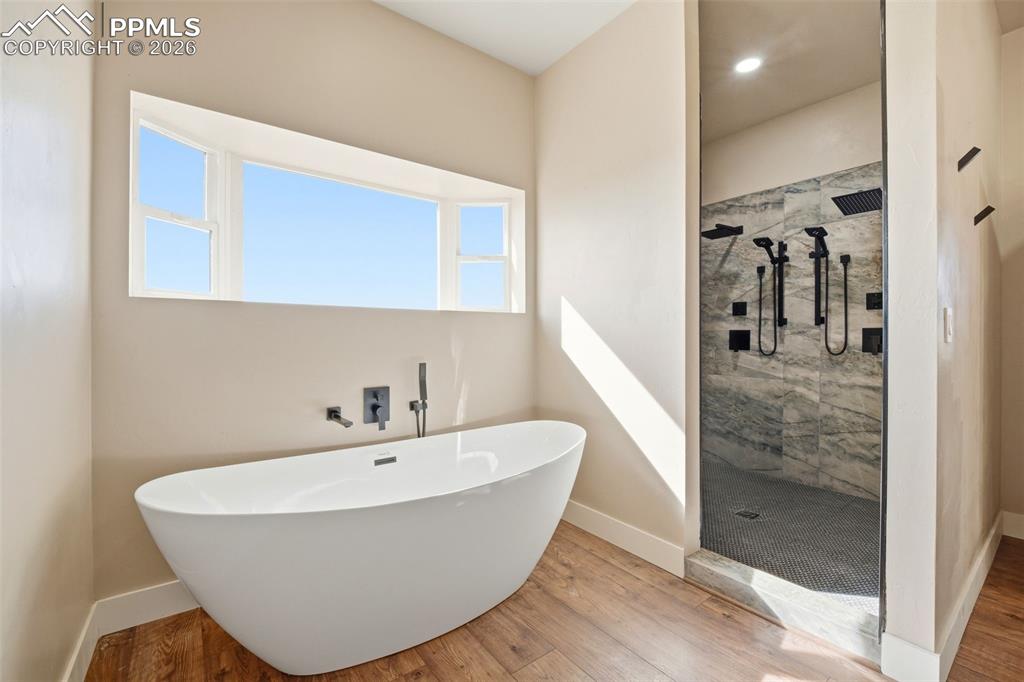 Image 19 of 45: Bathroom