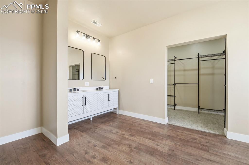 Image 20 of 45: Bathroom