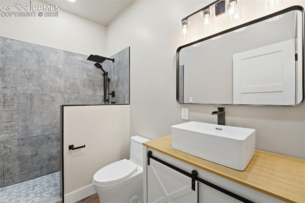 Image 26 of 45: Bathroom