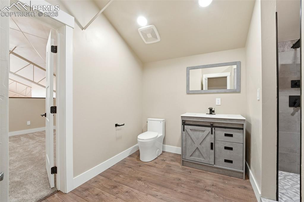 Image 32 of 45: Bathroom