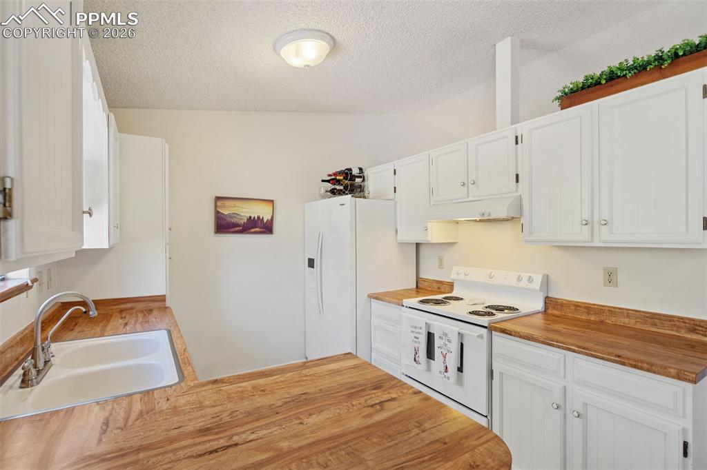 Image 18 of 42: Kitchen