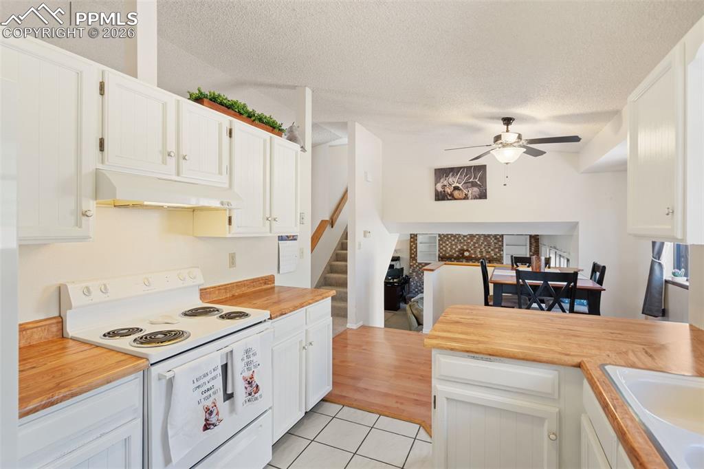 Image 20 of 42: Kitchen