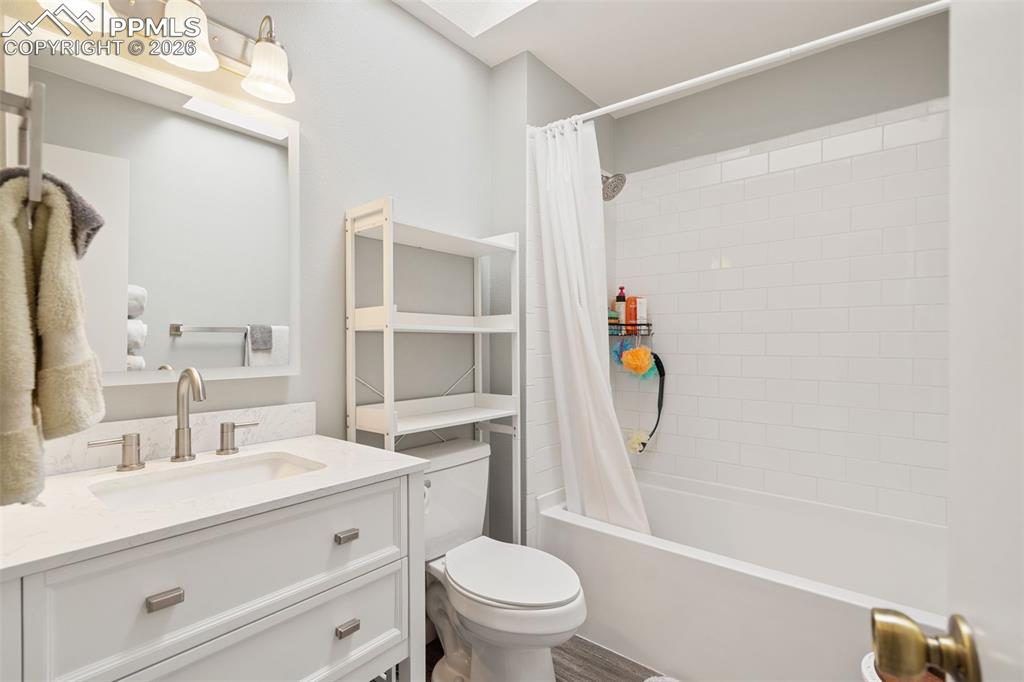 Image 27 of 42: Bathroom