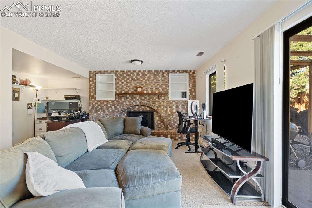 Image 31 of 42: Family Room