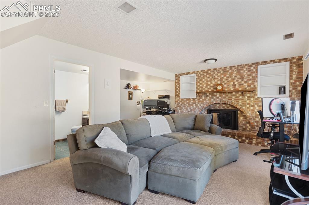 Image 32 of 42: Family Room