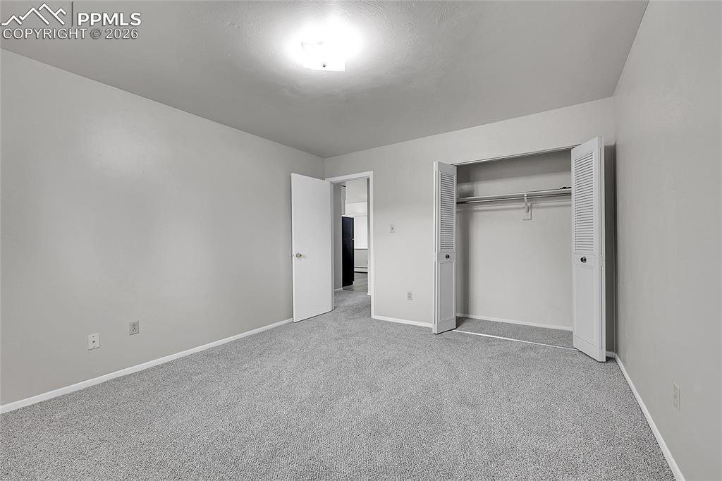 Image 26 of 27: Bedroom