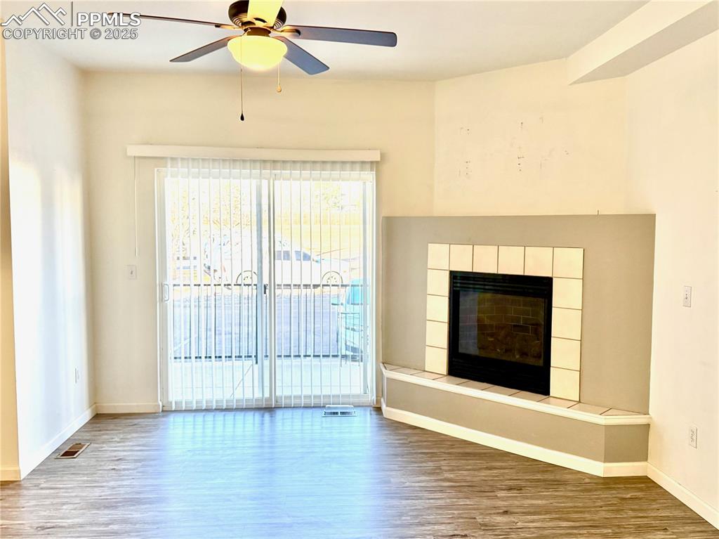 Image 10 of 28: Living Room