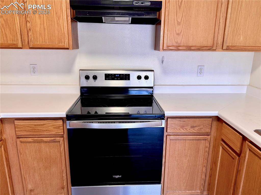 Image 6 of 28: Kitchen