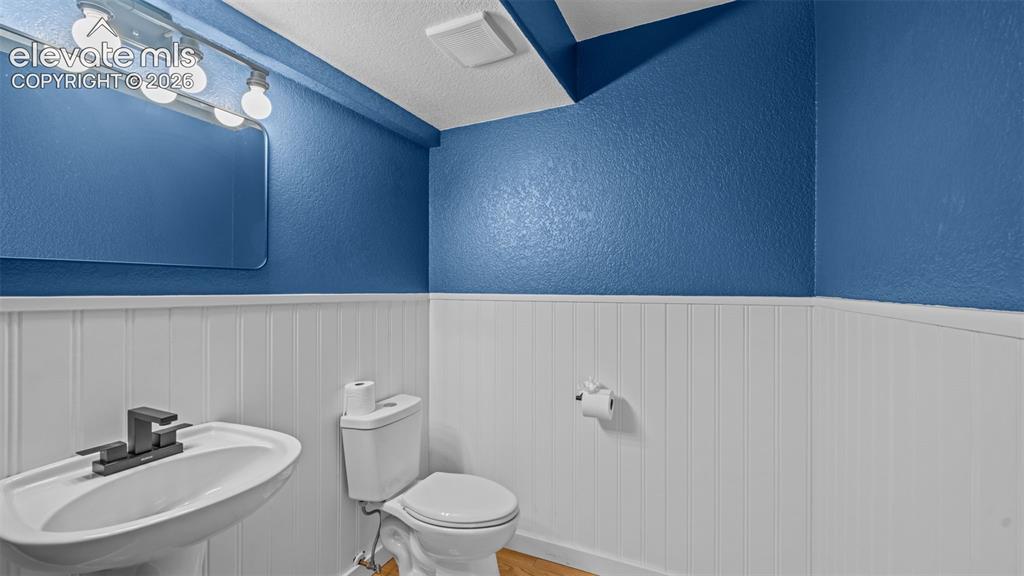 Image 11 of 50: Bathroom