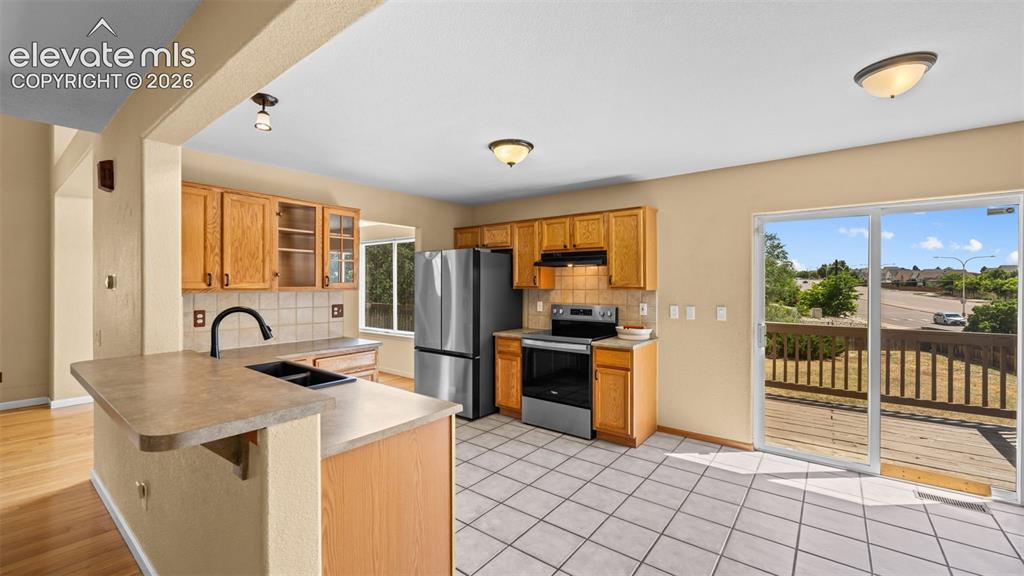 Image 13 of 50: Kitchen