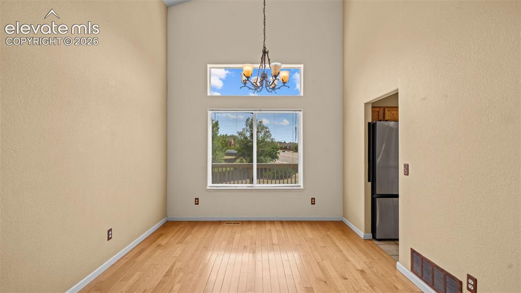 Image 7 of 50: Dining Area