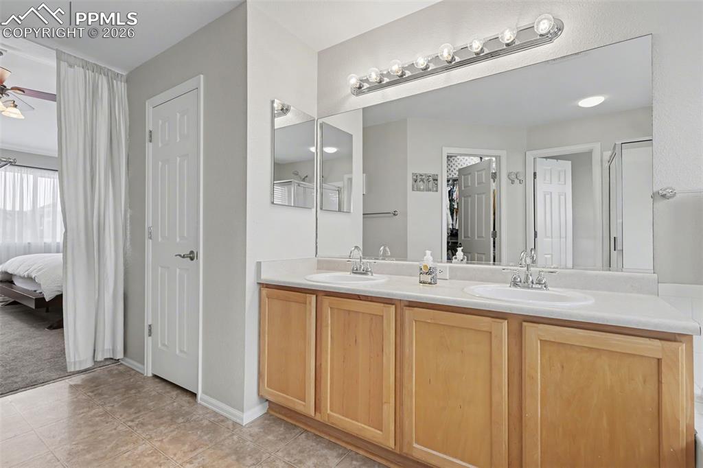 Image 20 of 43: Bathroom