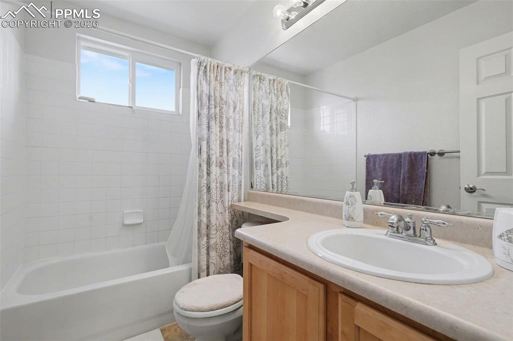 Image 25 of 43: Bathroom