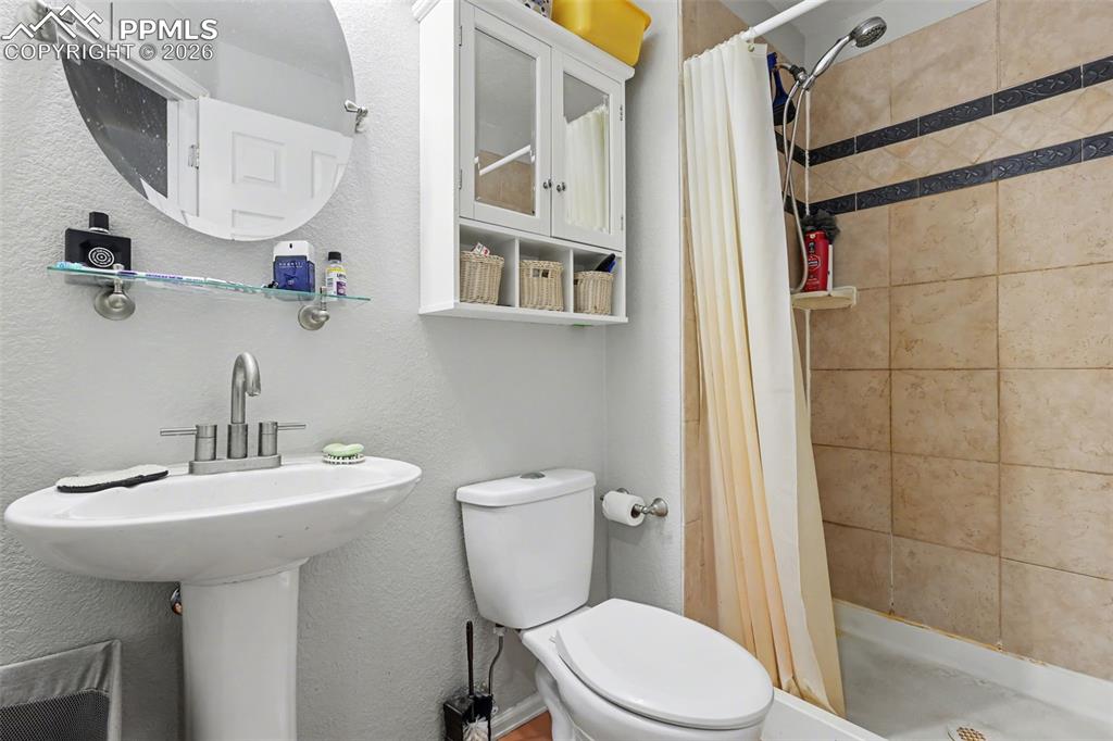 Image 28 of 43: Bathroom