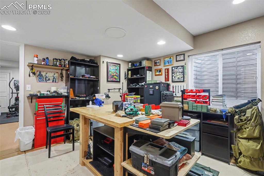 Image 33 of 43: Office