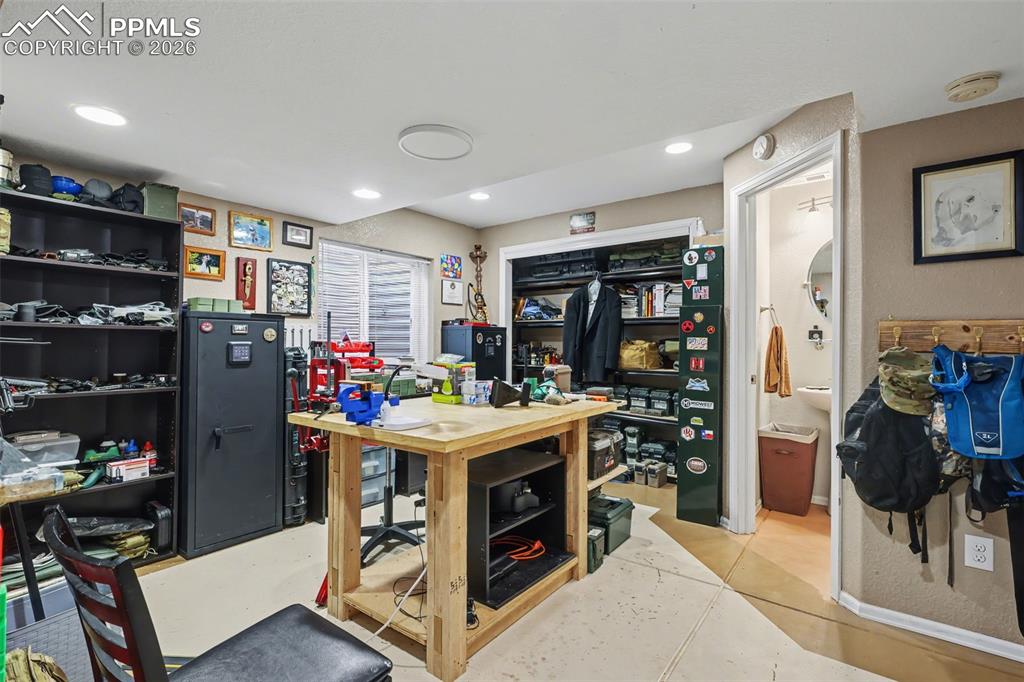 Image 34 of 43: Office