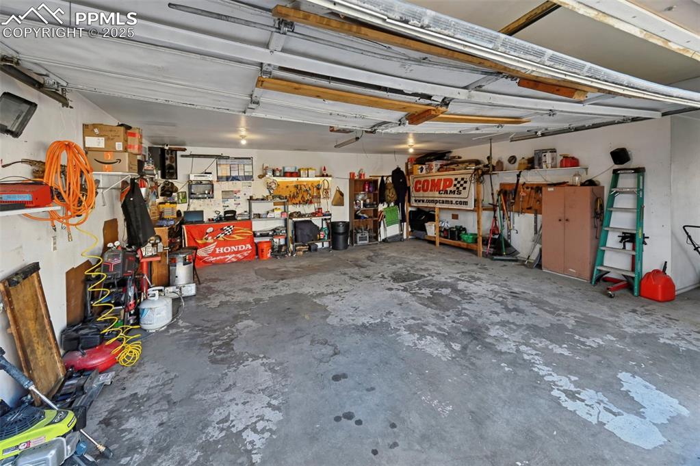 Image 15 of 21: Garage