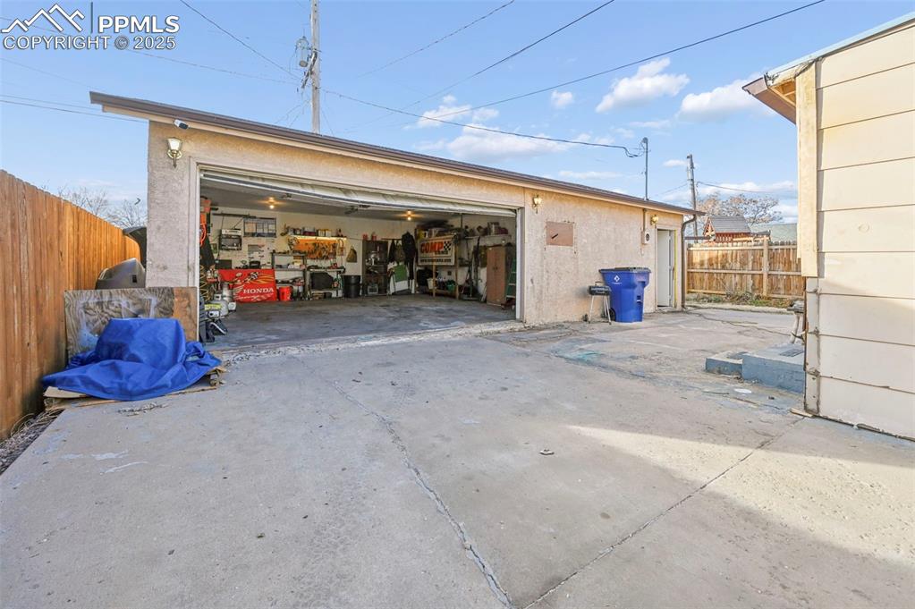 Image 16 of 21: Garage