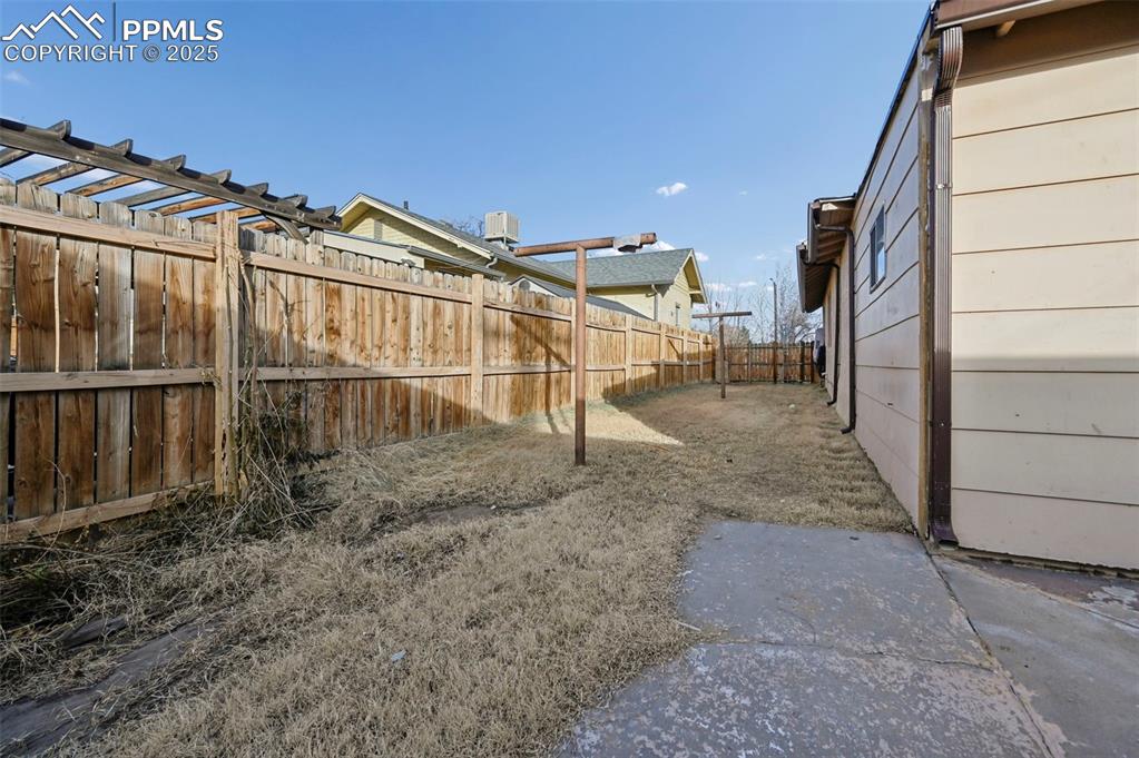 Image 17 of 21: Yard