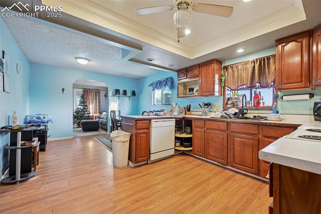 Image 2 of 21: Kitchen